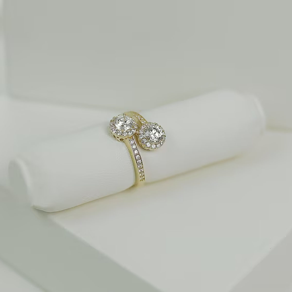 toi et moi rings UK, custom toi et moi ring London, two stone engagement rings, lab grown diamonds, ethical jewellery UK, diamond and emerald ring, pearl and diamond ring, celebrity engagement rings, bespoke jewellery UK, Hatton Garden rings